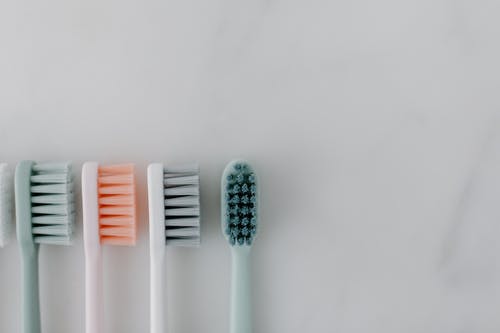 Umíte si vybrat vhodný zubní kartáček? Jak na to a proč na tom tolik záleží?